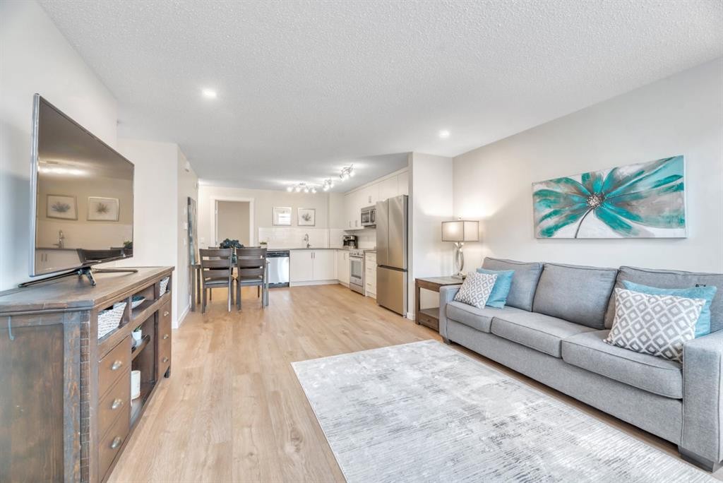 314 Cranbrook Square Se, Calgary, AB - Indoor Photo Showing Living Room