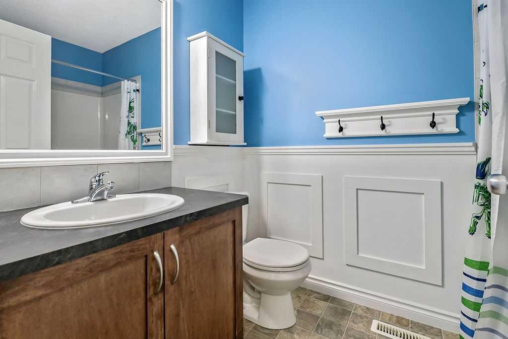 158 New Brighton Lane Se, Calgary, AB - Indoor Photo Showing Bathroom