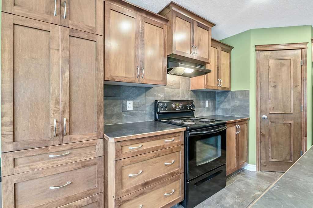 158 New Brighton Lane Se, Calgary, AB - Indoor Photo Showing Kitchen