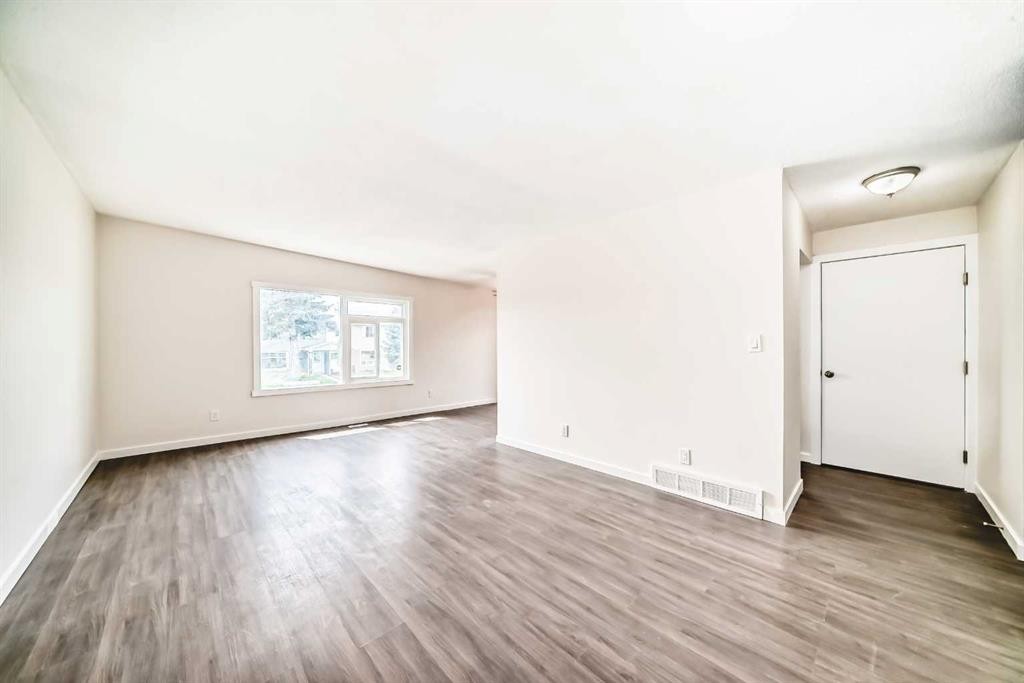 2918 Doverville Crescent Se, Calgary, AB - Indoor Photo Showing Other Room