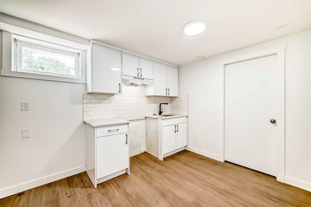 2918 Doverville Crescent Se, Calgary, AB - Indoor Photo Showing Kitchen