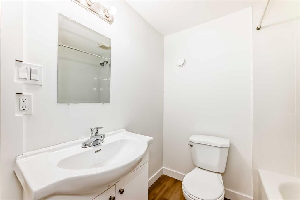 2918 Doverville Crescent Se, Calgary, AB - Indoor Photo Showing Bathroom