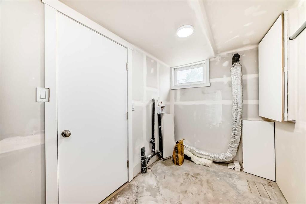 2918 Doverville Crescent Se, Calgary, AB - Indoor Photo Showing Other Room