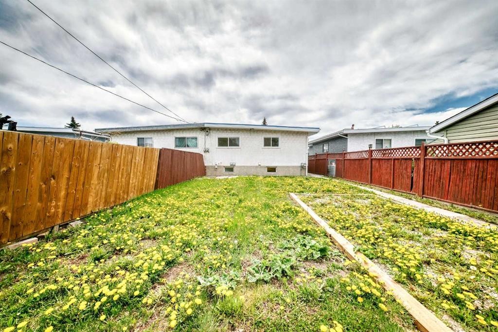 2918 Doverville Crescent Se, Calgary, AB - Outdoor