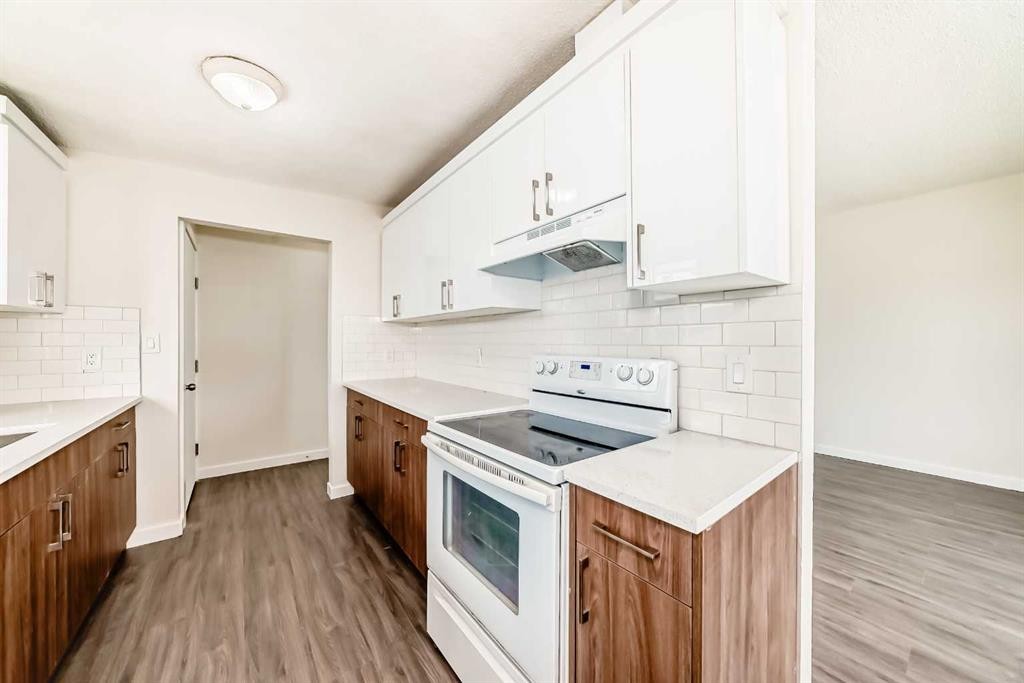 2918 Doverville Crescent Se, Calgary, AB - Indoor Photo Showing Kitchen
