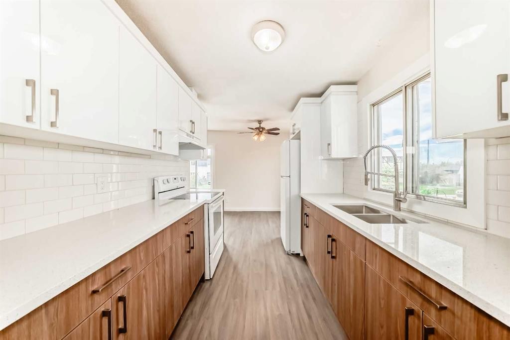 2918 Doverville Crescent Se, Calgary, AB - Indoor Photo Showing Kitchen With Double Sink