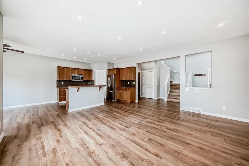 32 Copperleaf Way Se, Calgary, AB - Indoor Photo Showing Kitchen