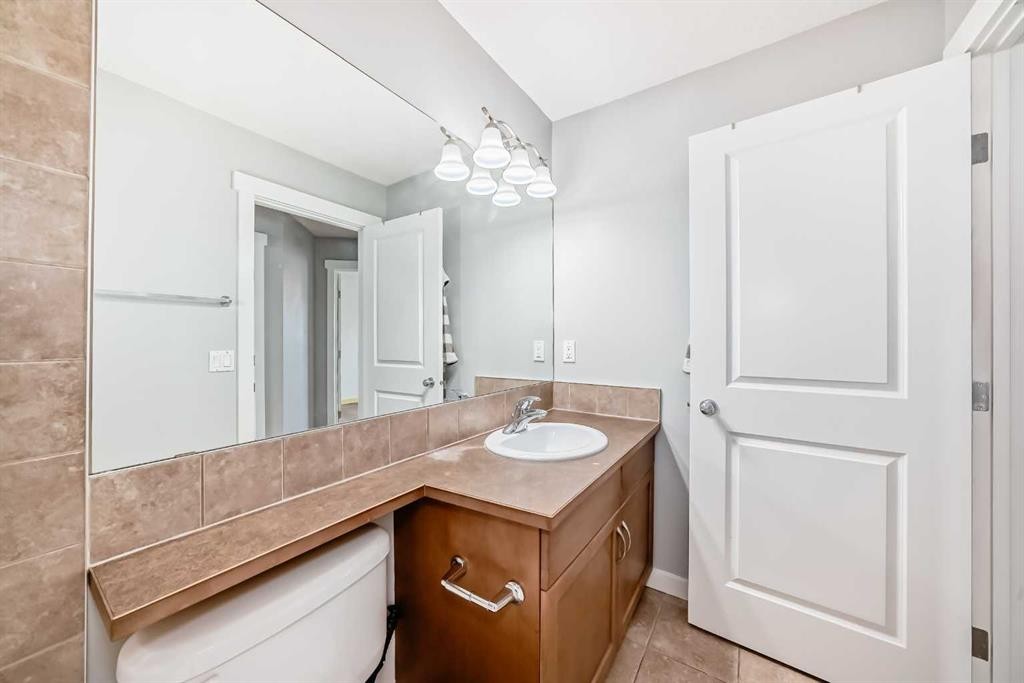32 Copperleaf Way Se, Calgary, AB - Indoor Photo Showing Bathroom