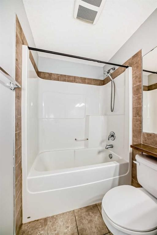 32 Copperleaf Way Se, Calgary, AB - Indoor Photo Showing Bathroom