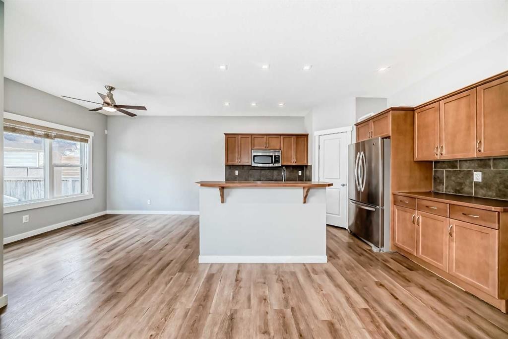 32 Copperleaf Way Se, Calgary, AB - Indoor Photo Showing Kitchen