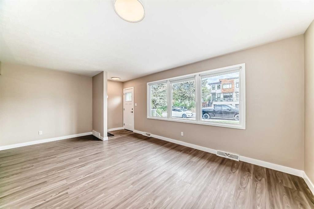 2311 Westmount Road Nw, Calgary, AB - Indoor Photo Showing Other Room