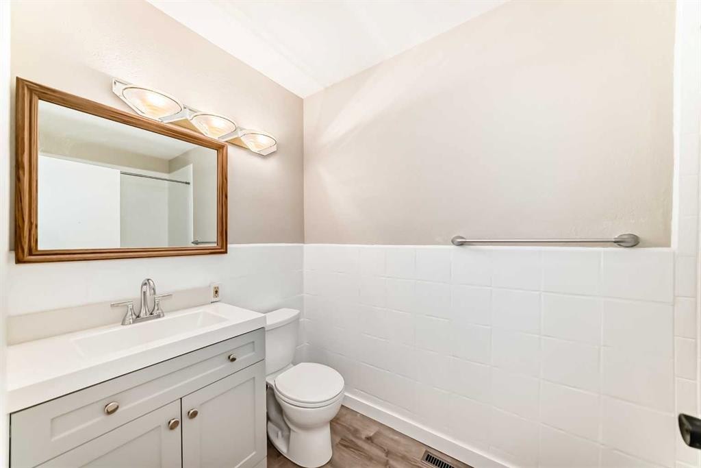 2311 Westmount Road Nw, Calgary, AB - Indoor Photo Showing Bathroom