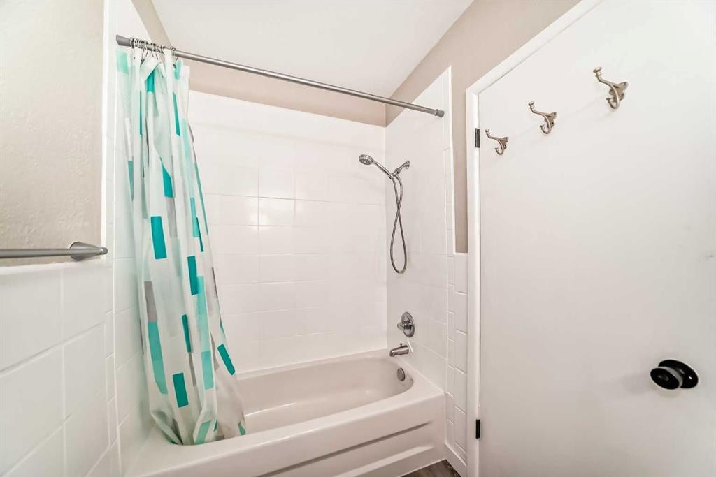 2311 Westmount Road Nw, Calgary, AB - Indoor Photo Showing Bathroom