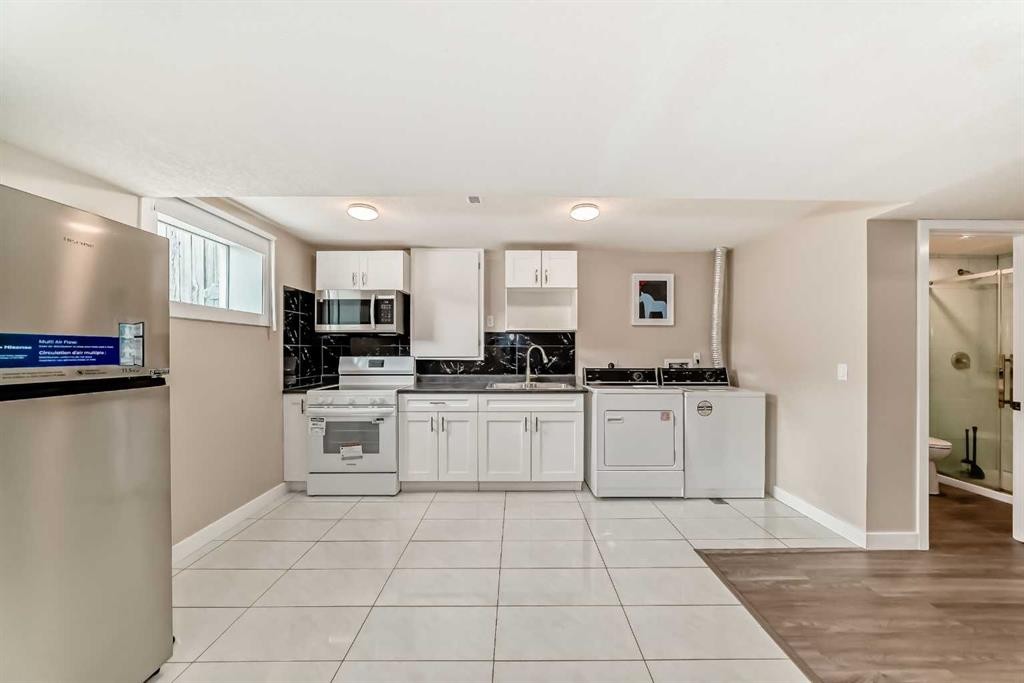 2311 Westmount Road Nw, Calgary, AB - Indoor Photo Showing Kitchen