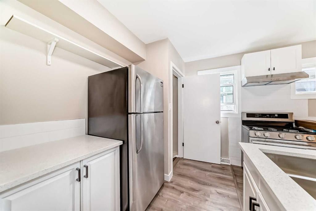 2311 Westmount Road Nw, Calgary, AB - Indoor Photo Showing Kitchen