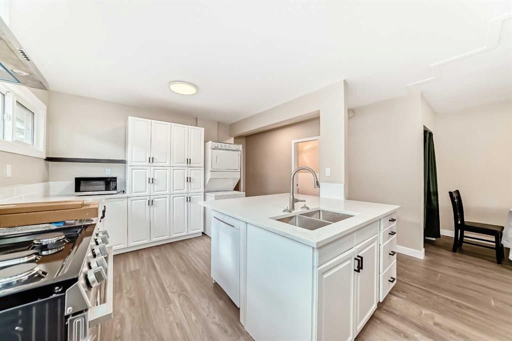 2311 Westmount Road Nw, Calgary, AB - Indoor Photo Showing Kitchen With Double Sink