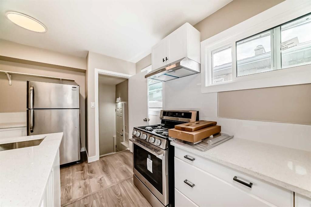 2311 Westmount Road Nw, Calgary, AB - Indoor Photo Showing Kitchen