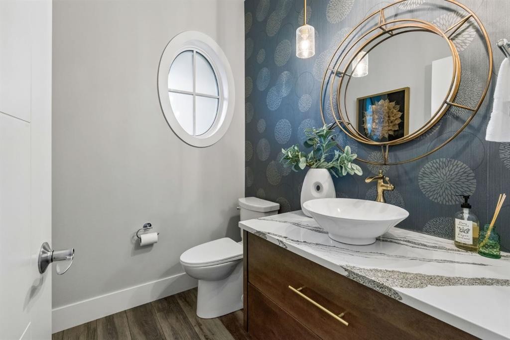 512 Memorial Drive Nw, Calgary, AB - Indoor Photo Showing Bathroom