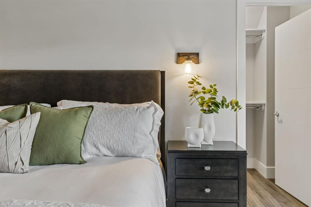 512 Memorial Drive Nw, Calgary, AB - Indoor Photo Showing Bedroom