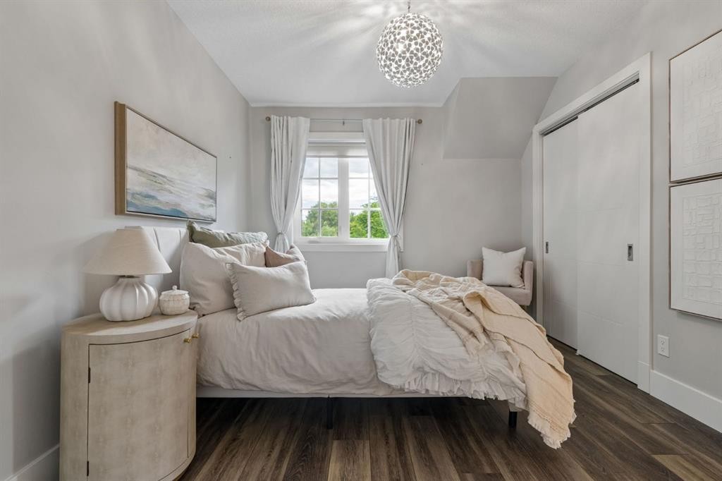 512 Memorial Drive Nw, Calgary, AB - Indoor Photo Showing Bedroom