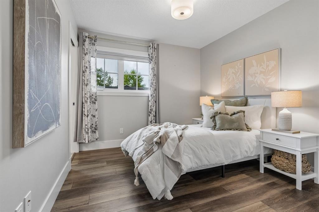 512 Memorial Drive Nw, Calgary, AB - Indoor Photo Showing Bedroom