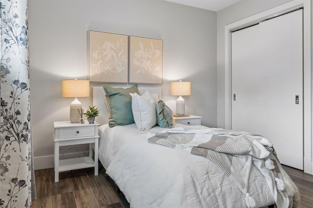 512 Memorial Drive Nw, Calgary, AB - Indoor Photo Showing Bedroom