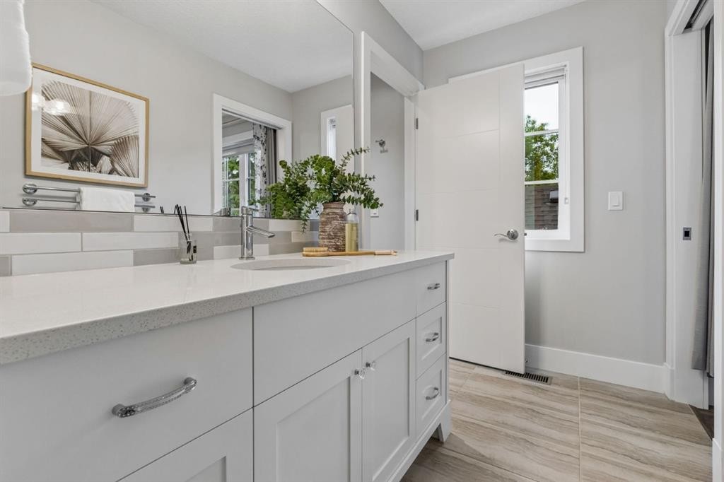 512 Memorial Drive Nw, Calgary, AB - Indoor