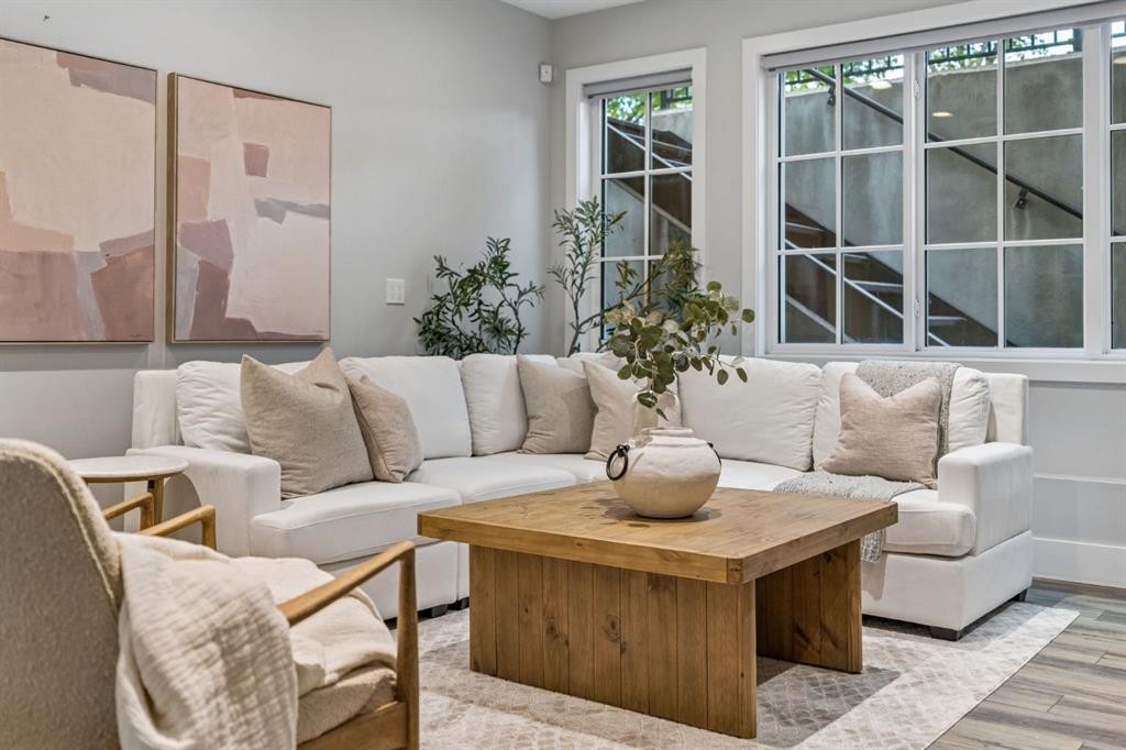 512 Memorial Drive Nw, Calgary, AB - Indoor