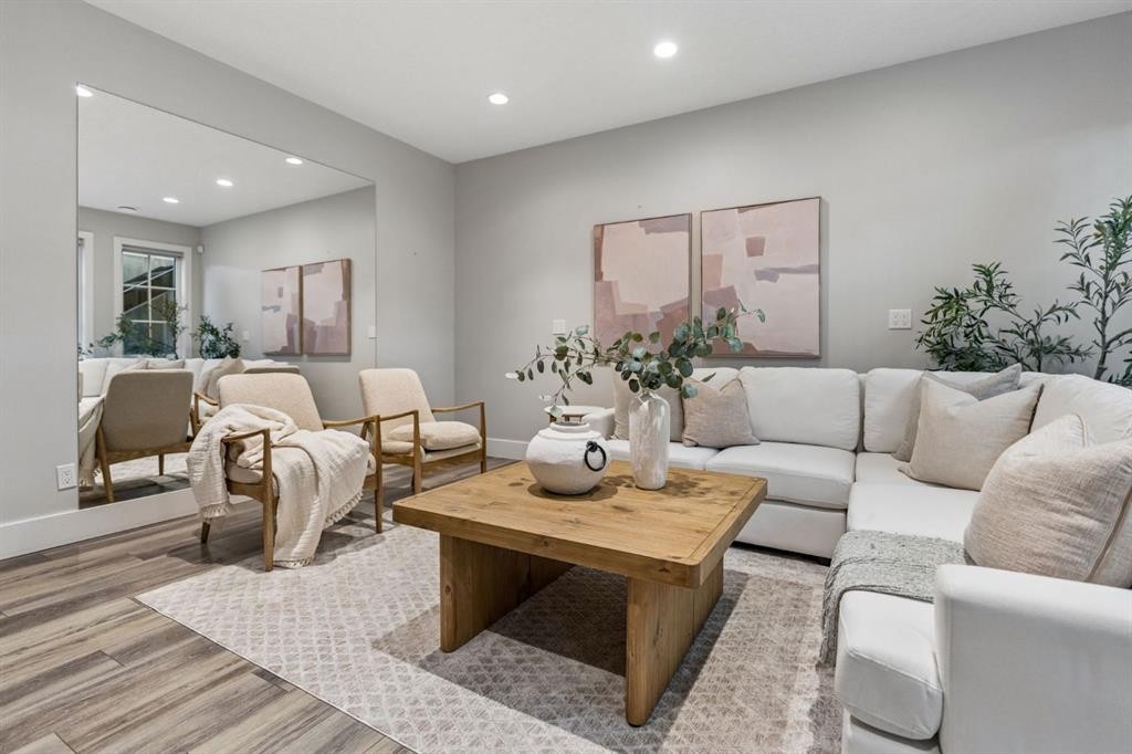 512 Memorial Drive Nw, Calgary, AB - Indoor Photo Showing Living Room