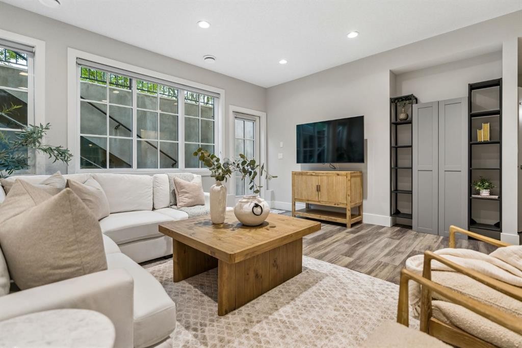 512 Memorial Drive Nw, Calgary, AB - Indoor Photo Showing Living Room