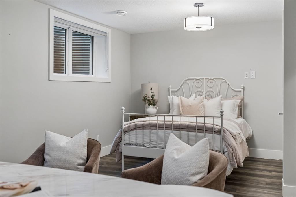 512 Memorial Drive Nw, Calgary, AB - Indoor Photo Showing Bedroom