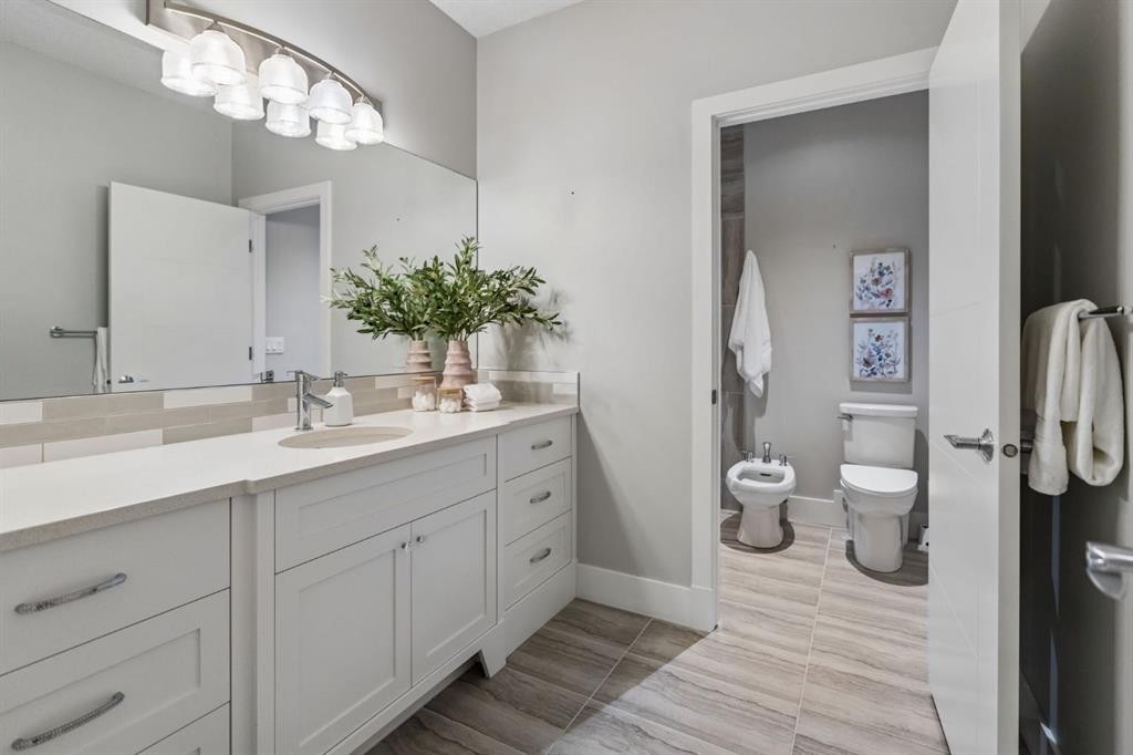 512 Memorial Drive Nw, Calgary, AB - Indoor Photo Showing Bathroom