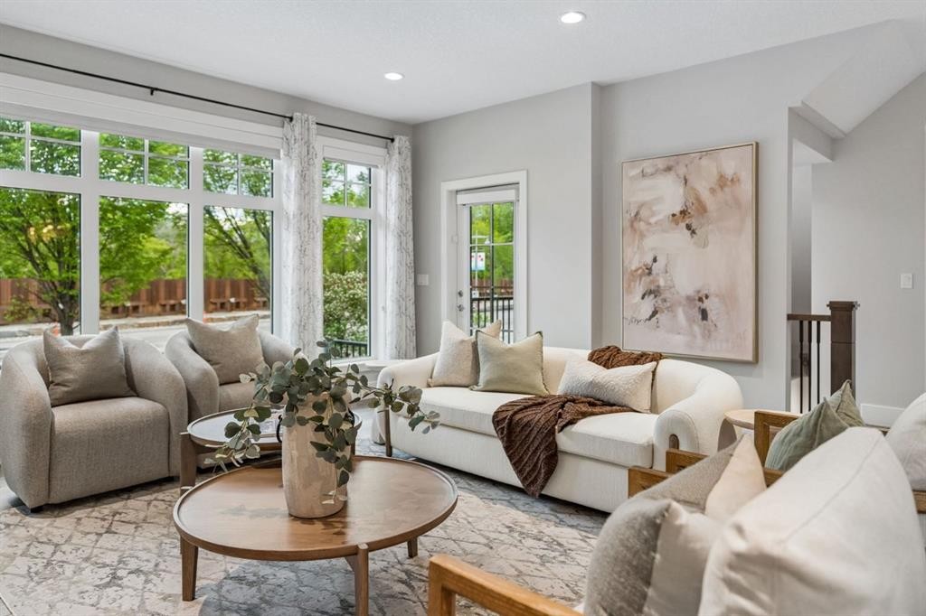 512 Memorial Drive Nw, Calgary, AB - Indoor Photo Showing Living Room
