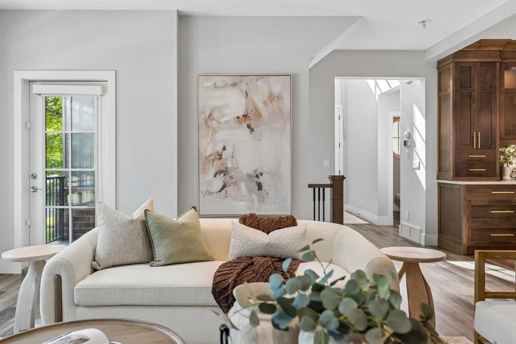 512 Memorial Drive Nw, Calgary, AB - Indoor