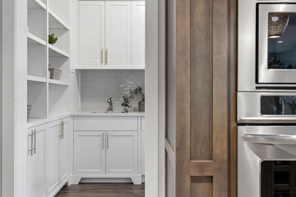512 Memorial Drive Nw, Calgary, AB - Indoor