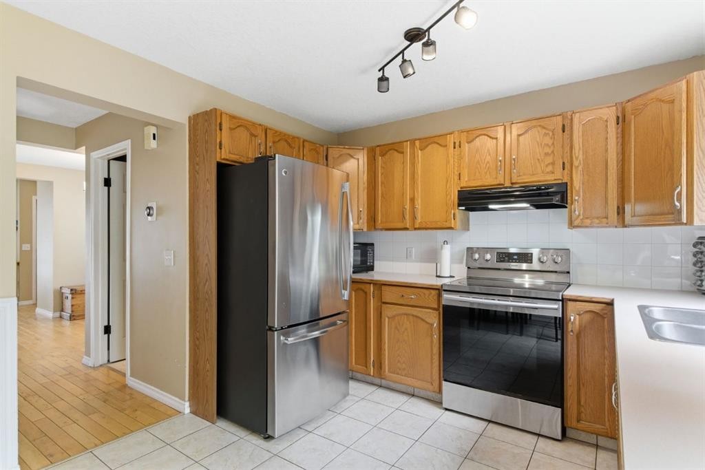 90 Coventry Lane Ne, Calgary, AB - Indoor Photo Showing Kitchen With Double Sink