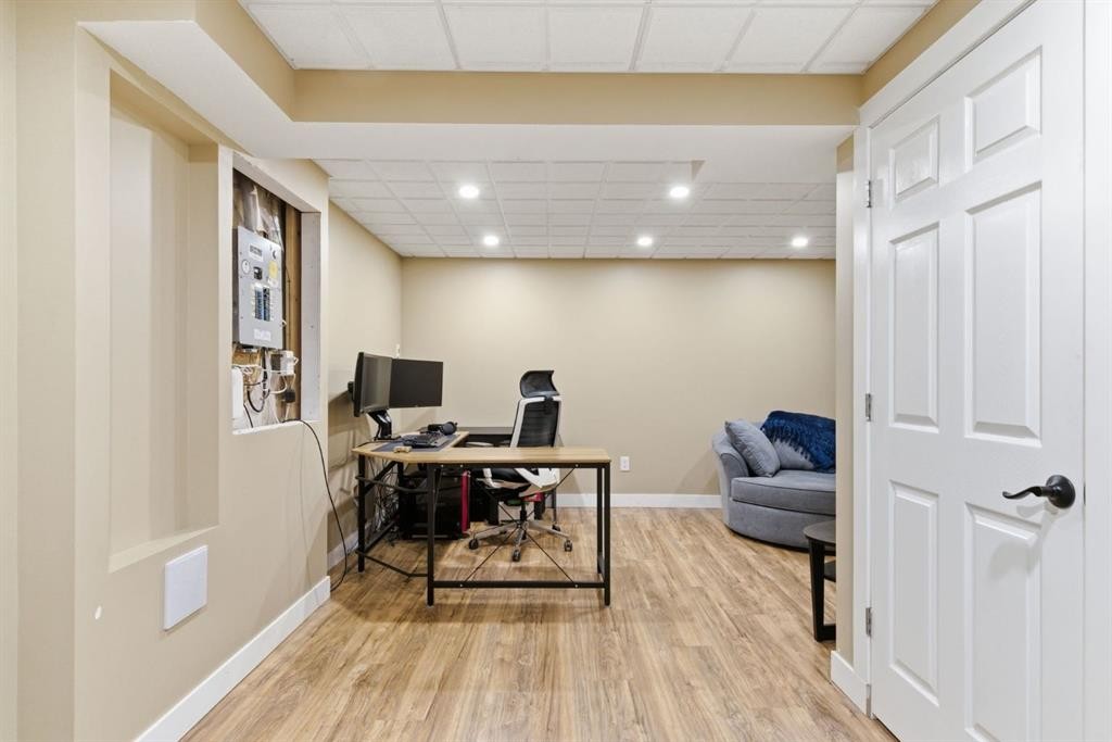 90 Coventry Lane Ne, Calgary, AB - Indoor Photo Showing Office
