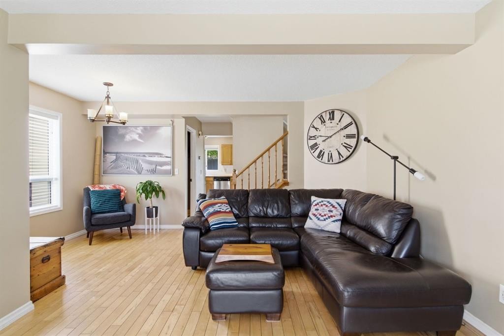 90 Coventry Lane Ne, Calgary, AB - Indoor Photo Showing Living Room