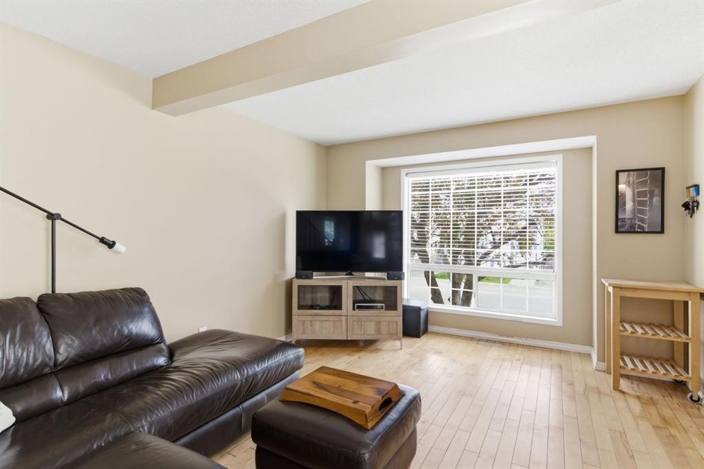 90 Coventry Lane Ne, Calgary, AB - Indoor Photo Showing Living Room