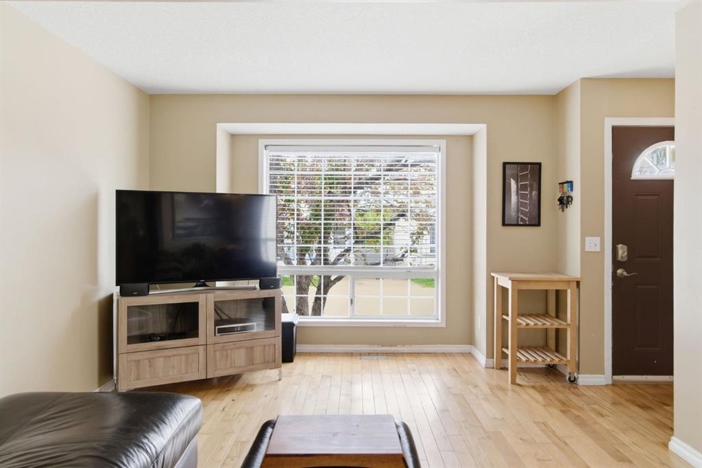 90 Coventry Lane Ne, Calgary, AB - Indoor Photo Showing Living Room