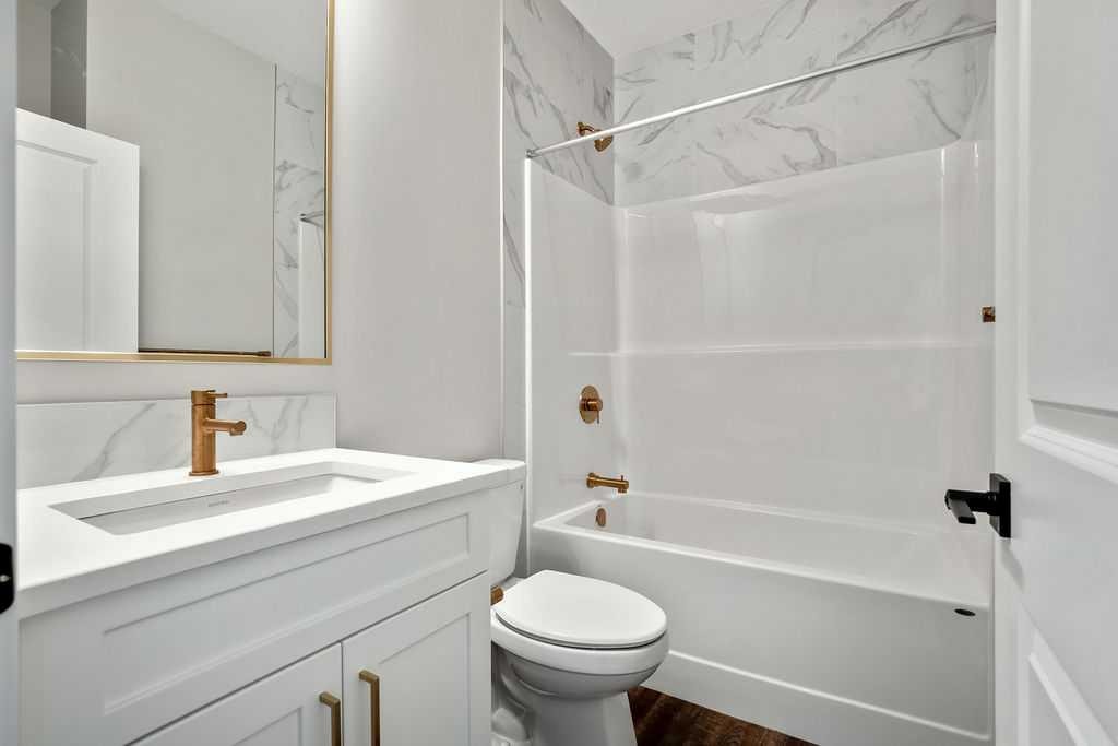 127 Creekstone Park Sw, Calgary, AB - Indoor Photo Showing Bathroom