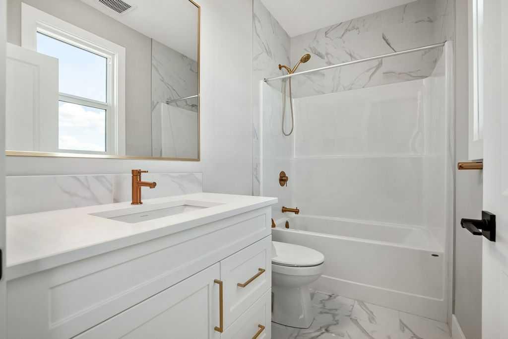 127 Creekstone Park Sw, Calgary, AB - Indoor Photo Showing Bathroom