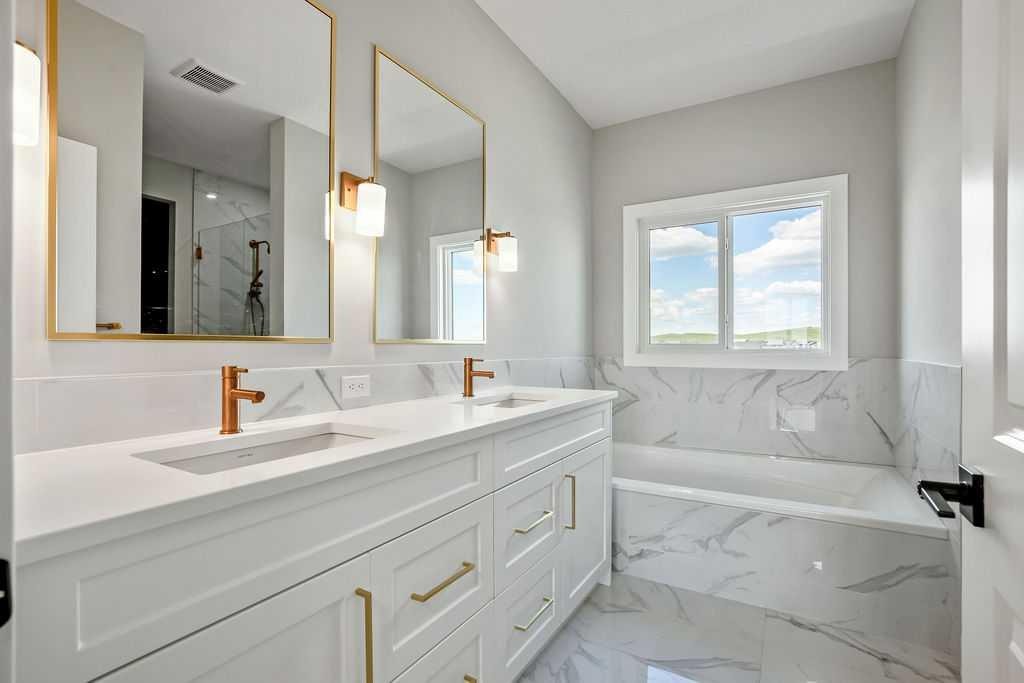 127 Creekstone Park Sw, Calgary, AB - Indoor Photo Showing Bathroom