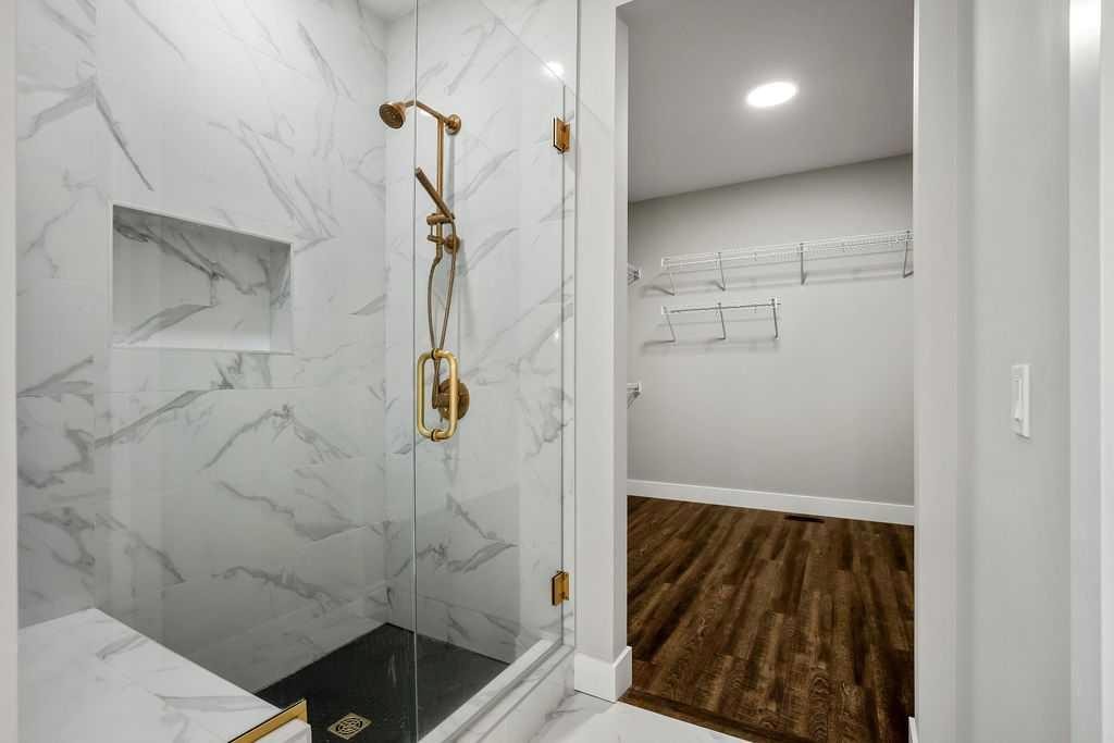 127 Creekstone Park Sw, Calgary, AB - Indoor Photo Showing Bathroom