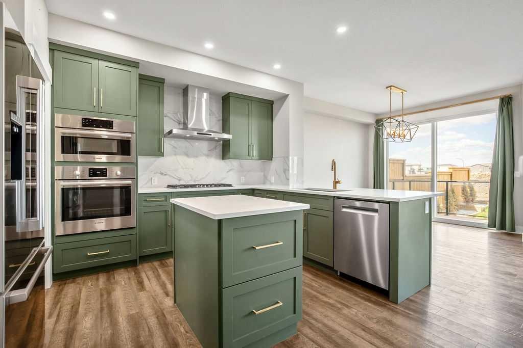 127 Creekstone Park Sw, Calgary, AB - Indoor Photo Showing Kitchen With Upgraded Kitchen