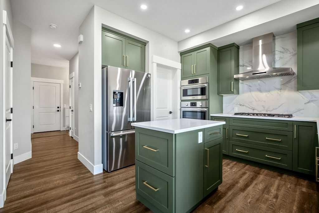 127 Creekstone Park Sw, Calgary, AB - Indoor Photo Showing Kitchen With Upgraded Kitchen