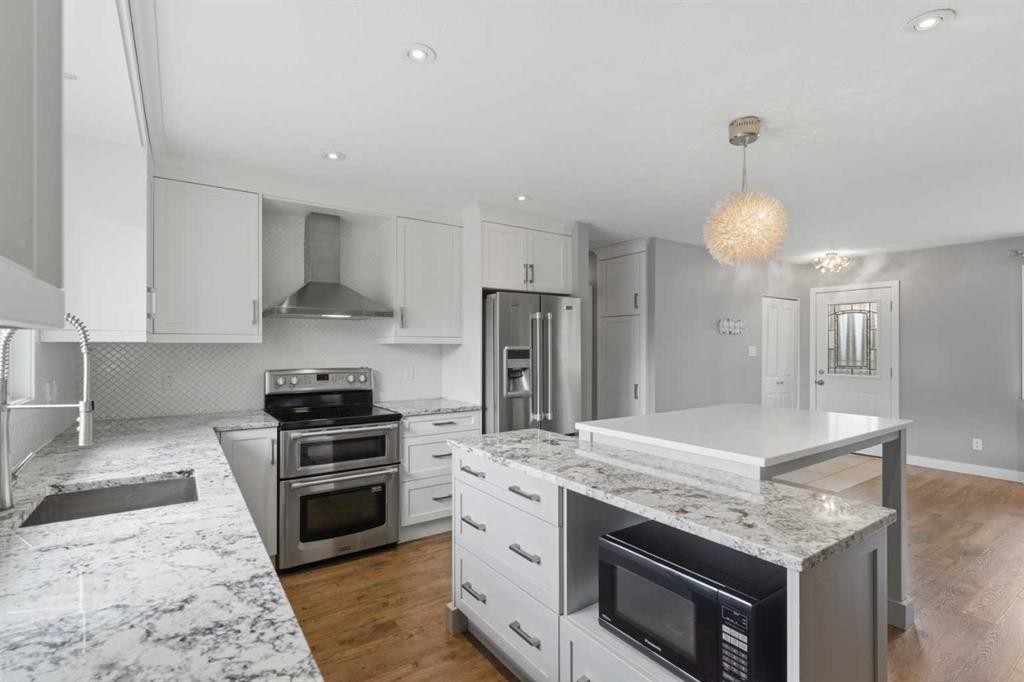 819 Avonlea Place Se, Calgary, AB - Indoor Photo Showing Kitchen With Stainless Steel Kitchen With Upgraded Kitchen