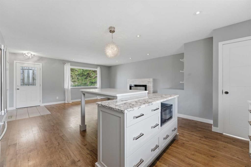 819 Avonlea Place Se, Calgary, AB - Indoor Photo Showing Kitchen