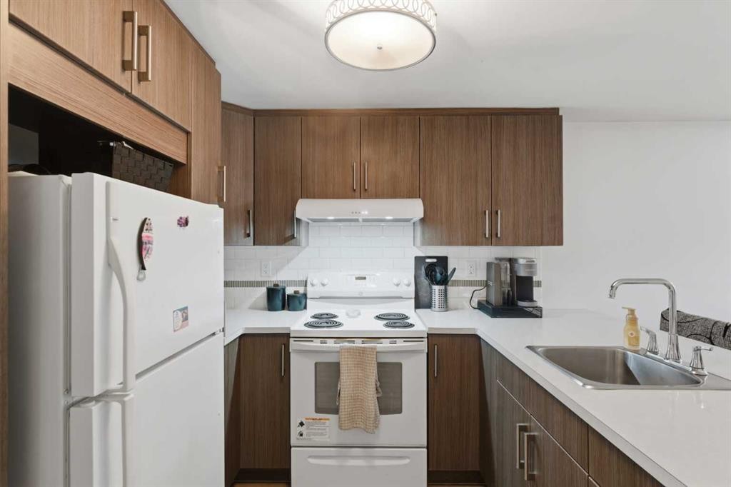 819 Avonlea Place Se, Calgary, AB - Indoor Photo Showing Kitchen