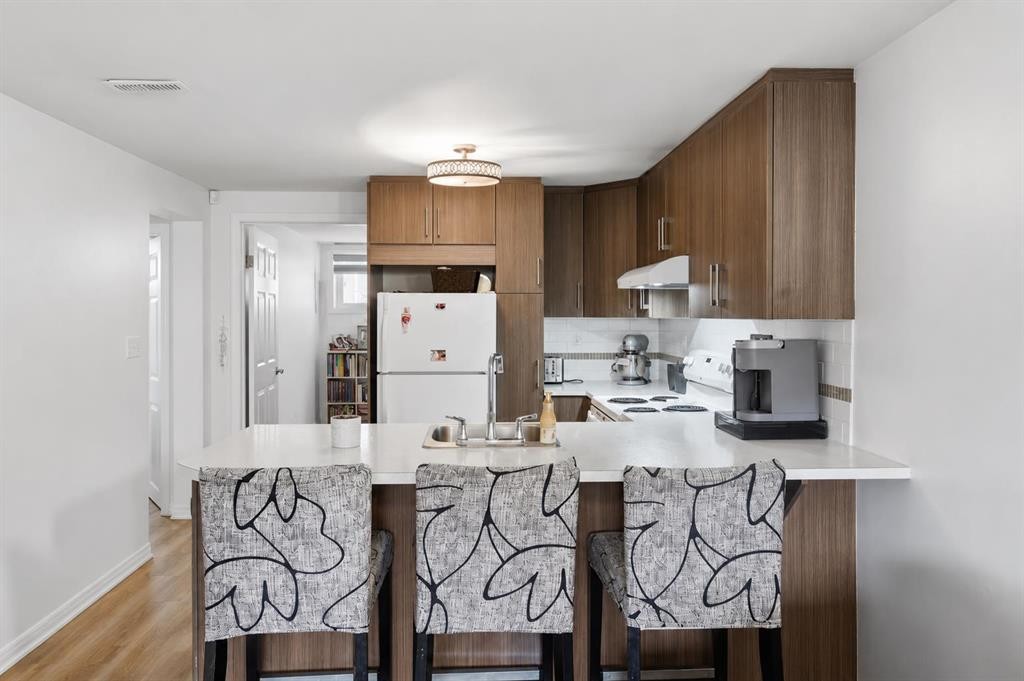 819 Avonlea Place Se, Calgary, AB - Indoor Photo Showing Kitchen